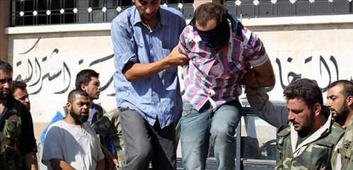 Gözü bağlı bir Şebbiha milisi sorguya götürülürken...