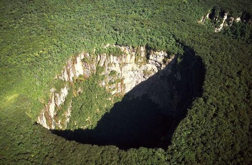 Yağmur Ormanı Çöküğü (Kaua-Sarisarinama Milli Parkı, Venezüella) Çökükler yer yüzeyindeki çukurların doğal yollardan daha da çökmesiyle meydana geliyor.