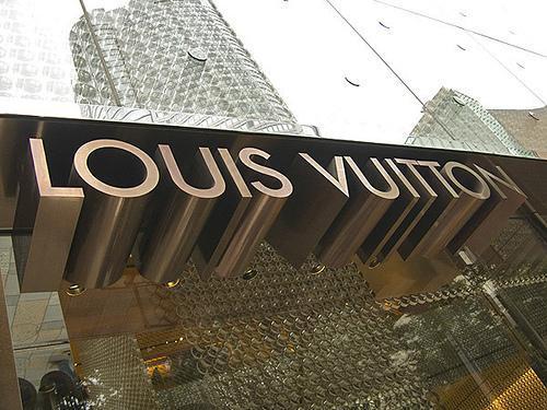 Marka: LOUIS VUITTON   2011 sıralaması: 18   Sektör: LÜKS   2012 marka değeri:23,5 MİLYAR DOLAR   Marka değerindeki değişiklik (%): 2