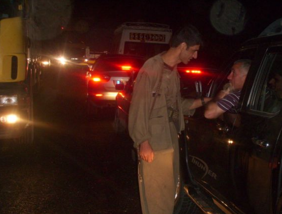 Daha önce de bazı teröristler Tunceli'de yol kesmişti. 