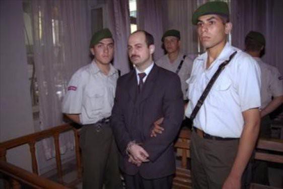 <p><strong>MOBİLYACI KATİL</strong><br />Seyit Ahmet Demirci, Mayıs-Temmuz 1998 tarihleri arasında İstanbul'da üç mobilyacıyı dükkanlarının bodrum katında kafalarına kurşun sıkarak öldürdü. Demircinin neden sadece mobiyacıları hedef seçtiği ise geçmişte yaşadığı bir travmaya bağlı. Çocukluğunun geçtiği Fatsa’da en yakn arkadaşı ile birlikte küçük bir mobilyacı dükkanının bodrum katında saldırıya uğradı. Seyit Ahmet son kaçmayı başardı. Ancak yaşlı mobilyacının arkadaşı Habil'e tecavüz edilişini izledi. İki arkadaş bu olayı sonsuzluğa gömdüler. Ta ki üniversitede okuyan Habil'in intihar ettiği haberi gelene kadar. Habil'in neden intihar ettiğini yalnızca Seyit Ahmet biliyordu.</p>