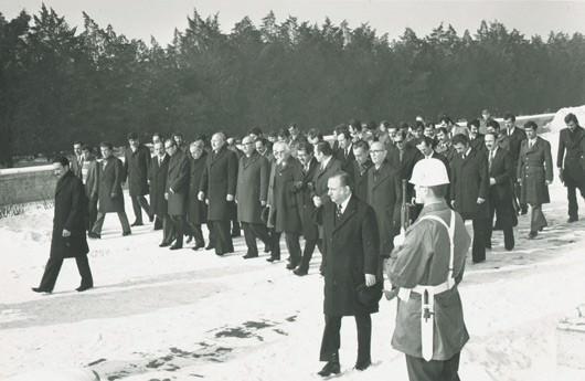 <p>12 Eylül'de askerlerin yönetime el koyması ile bir süre İzmir Uzunada'da gözaltında tutuldu. 1982 anayasası gereğince kendisine on yıl siyaset yapma yasağı getirildi.</p>
