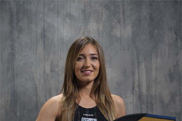 <p id="summary">Avusturya'nın Weissensee Gölü'nde buzun altından 110 metrelik mesafeyi geçerek buzaltı yatay dalış rekorunu kıran milli bayan dalgıç Şahika Ercümen, Guinness Rekorlar Kitabı'na girdi.</p>