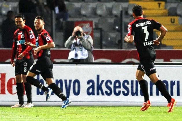 Galatasaray kalan 4 maçın ikisini kaybederse birinde berabere kalırsa FB 4 maçında 4'ünü kazanırsa şampiyon FB 