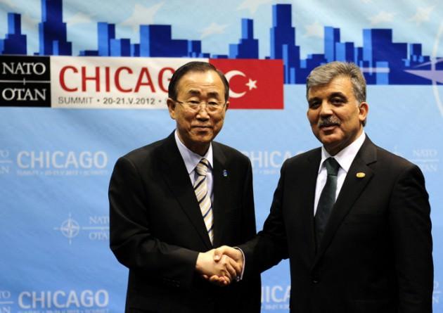 	  AMERIKA BIRLESIK DEVLETLERI'NIN CHICAGO KENTINDE GERCEKLESTIRILEN NATO 2012 DEVLET VE HUKUMET BASKANLARI ZIRVESI'NE KATILAN CUMHURBASKANI ABDULLAH GUL, BM GENEL SEKRETERI BAN KI-MOON ILE GORUSTU. (ANADOLU AJANSI - BURAK AKBULUT)