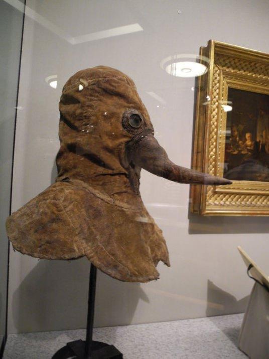 1800 yıllarda veba hastalığına karşı kullanılmış doktor maskesi.. Kötü kokulara karşı burun kısmında kukulu bitkiler konulurdu.