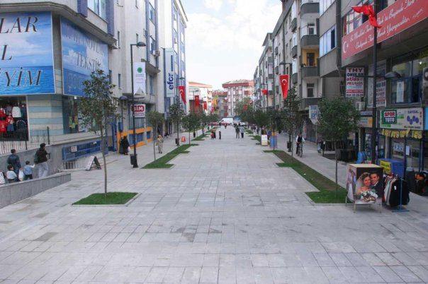 <p><strong>GÜNGÖREN SESSİZ SEDASIZ YİNE AK PARTİ</strong><br /><br />Güngörün için İstanbul'un en az konuşulan ilçesi diyebiliriz. Sınırları, nüfusu, faaliyetleri çok fazla değişmeyen, medyanın da fazla ilgi göstermediği bir ilçe. AK Parti 2009 yerel seçimlerinde %44, 2011 genel seçimlerinde de %55 oy oranını yakalamıştı. Bu seçimlerde de AK Partili aday Şakir Karaman sessiz sedasız ve rahatlıkla seçimi kazanacaktır.</p>