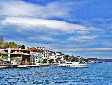 Boğazda yalı sahibi olmak kelimenin tam anlamıyla bir statü simgesi. Nitekim çoğunun sahibi günümüzün varlıklı işadamları. Bazıları ise şimdi varlıklı olmasa da İstanbul’un köklü aileleri ya da mirasçıları.  İstanbul’un Anadolu Yakası’nda 193, Avrupa Yakası’nda ise 173 olmak üzere 366 adet eski eser niteliğinde yalı bulunuyor. Anadolu Yakası’ndaki yalılardan 42’si birinci, 97’si ikinci derece tarihi eser niteliğinde. Avrupa Yakası’ndaki yalılarınsa 47’si birinci, 126’sı ikinci derece tarihi eser olarak belirlenmiş. Her iki yakada 294 tane tarihi eser vasfı olmayan kâgir yalı var.  Peki bu yalılarda kimler oturuyor?  İşte yalı sahibi ünlüler;