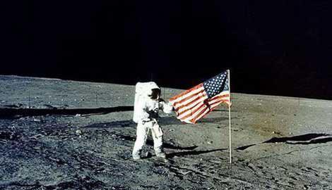 <p><strong>AYA GİDİLMEDİ</strong> <br />Bazı komplo teorileri, NASA&rsquo;nın aslında uzay aracı Apollo&rsquo;yu Ay&rsquo;a g&ouml;ndermediğini, t&uuml;m bu g&ouml;r&uuml;nt&uuml;lerin kurmacadan oluştuğunu s&ouml;yl&uuml;yor. Hatta g&ouml;r&uuml;nt&uuml;lerin bir &ccedil;&ouml;lde &ccedil;ekildiğini iddia ediyorlar. Bu yargının sebebi ise, Ay&rsquo;da &ccedil;ekilen g&ouml;r&uuml;nt&uuml;lerde g&ouml;lgelerin yanlış y&ouml;ne d&uuml;şmesi, kamera olduğuna dair g&ouml;stergeler ve Ay&rsquo;da yıldız g&ouml;r&uuml;nt&uuml;lerinin olmaması olduğunu belirtiyorlar.</p>