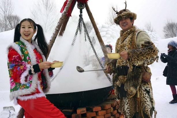 Çin'de gerçekleşen 'Jingyue Snow World Festival' adlı geleneksel kar festivalinde dev binalar inşa edildi. Binaların özelliği ise hepsinin kardan yapılması... 200 kilometrekarelik bir alanda gerçekleşen festival için onlarca sanatçı günlerce çalıştı. Heykeller, gece de ışıklandırılarak görsel bir şölen sunuyor.