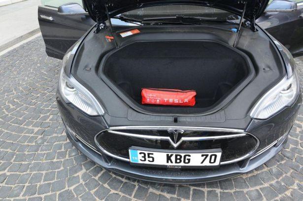 <p>ABD'nin Silikon Vadisi'nde Tesla Motors'un geliştirdiği, tamamen elektrikle çalışan Tesla Model S otomobil, İzmir'de turlamaya başladı.</p>
