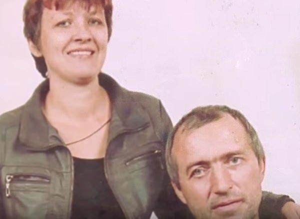 <p>Darina tıpkı yaşıtları gibi. Çizgi film izlemeyi seviyor ve oyuncaklarla oynuyor. Yine de insanlar ona rahatsız edici bakışlar atıyorlar.</p>