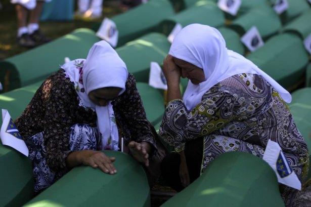 <p>Avrupa'da, İkinci Dünya Savaşı'nın ardından yaşanan en büyük insanlık trajedisi olarak kabul edilen Srebrenitsa soykırımında hayatını kaybeden 136 kurban daha bugün Potoçari Anıt Mezarlığı'nda toprağa verilecek.</p>
