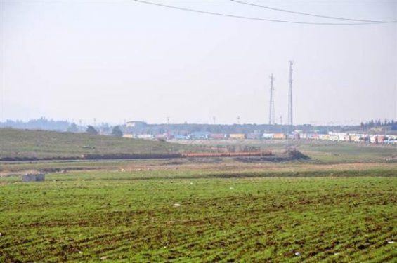Akordeon tipi esnek engelin kurşun geçirmez özelliğe sahip olduğu belirtilirken, engel aynı zamanda kum torbalarıyla da destekleniyor. Engelin uzunluğu, yüksekliği, maliyeti hakkında bilgi verilmezken, sınırda askeri zırhlı araç ve personel de devriye görevi yapıyor.