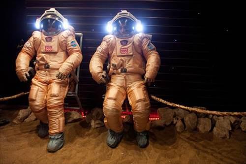 <p>Araştırmayı yapan gruptan Maya Cooper "Mars farklı çünkü çok uzak" diyor. Lockheed Martin için çalışan Cooper "Bizim Uluslararası Uzay İstasyonu'na her altı ayda bir araçla erzak gönderilebilmesi gibi bir seçeneğimiz olmayacak" diye konuşuyor.</p>