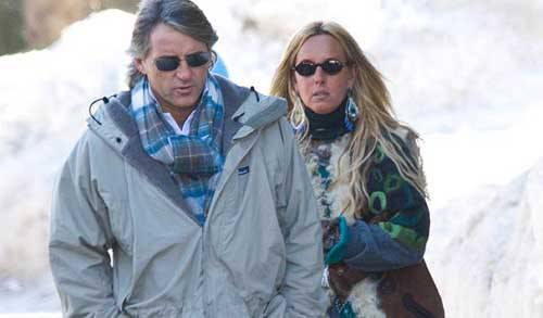 <p><span>&nbsp;&Ouml;zellikle İngiliz ekibinde y&ouml;netime b&uuml;y&uuml;k paralar harcatan 48 yaşındaki teknik adam uzun bir aranın ardından City&rsquo;yi şampiyon yapınca bu konular pek g&uuml;ndeme gelmedi. Ancak ge&ccedil;tiğimiz yıl hem lig hem Avrupa&rsquo;daki başarısızlık buradaki macerasının sonunu getirdi. Şık giyiminin yanında yıldız futbolcularla yaşadığı sorunlarla da g&uuml;ndeme gelen Mancini, isminden hep s&ouml;z ettiren bir teknik direkt&ouml;r oldu.&nbsp;</span></p>