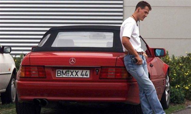 Sene 1999 ve Michael Schumacher Mercedes-Benz SL'inin yanında... O dönemde Michael, Benetton takımıyla iki F1 şampiyonluğu kazanmıştı.