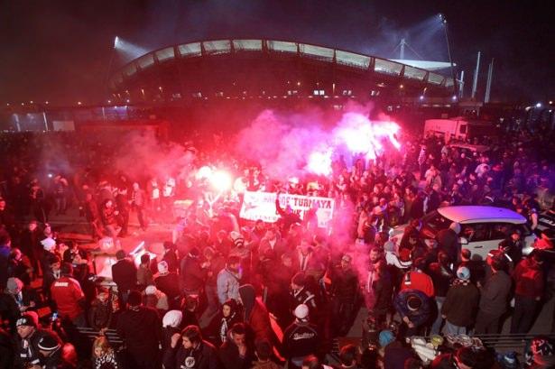 <p>Beşiktaş taraftarlar, Club Brugge ile oynanacak UEFA Avrupa Ligi 3. tur rövanş maçı öncesi şov yaptı!</p>