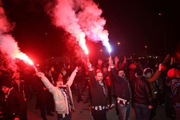 <p>Beşiktaş taraftarlar, Club Brugge ile oynanacak UEFA Avrupa Ligi 3. tur rövanş maçı öncesi şov yaptı!</p>