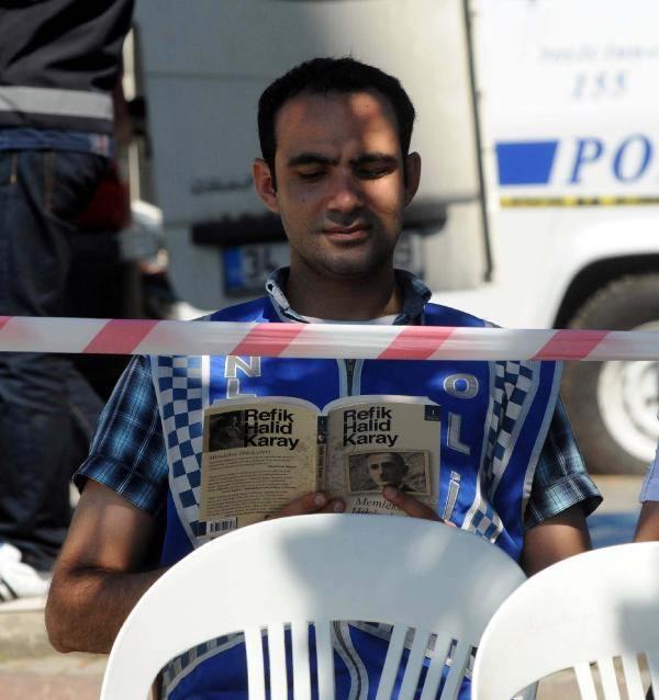 <p>Taksim Meydanı'nda "duran adam" eylemi ediyor. Eylem devam ederken "duran adam"ların hemen karşısındaki ağacın altında kitap okuyan polisler ilginç görüntüler oluşturdu.</p>