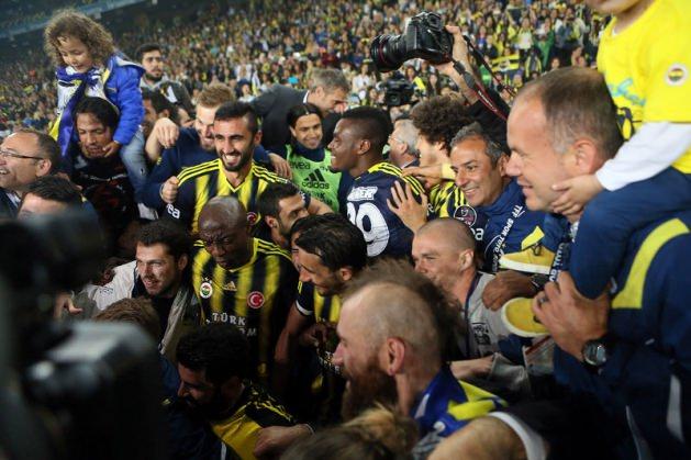 <p>Bitime 3 hafta kala şampiyonluğu ilan eden Fenerbahçe camiası büyük bir coşkuyla şampiyonluğu kutladı. Kadıköy'de ışıklar kapandı, lazer ve ışık gösterisi yapıldı.</p>