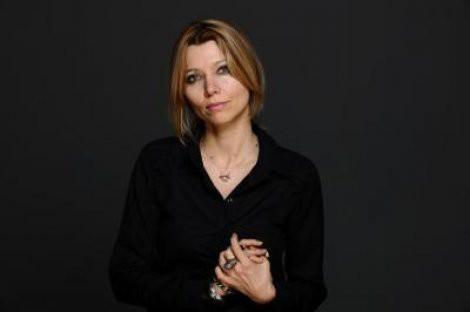 5-) Elif Şafak Kazanç: 1.610.300 Yayınevi: Doğan Kitap Toplam Baskı Adedi: 369.000 Toplam Cirosu: 8.051.500