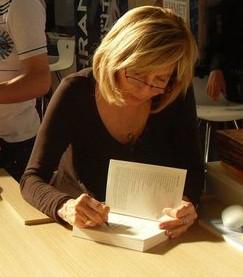 2011'de zirveye, ilk baskıları 100'er bin yapılan üç roman sığdıran Ayşe Kulin, 8 milyon 173 bin 300 lira ciro ve 1 milyon 634 bin 660 liralık telif geliriyle yılı, "en çok kazanan yazar" olarak tamamladı.