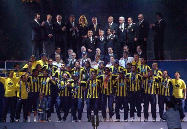 Fenerbahçe, 2003-2004 sezonuna Cristoph Daum yönetimde girdi. Sarı-lacivertliler, Daum yönetiminde sezonu Trabzonspor'un önünde şampiyon tamamladı. Şampiyonlukta sezon başında Feyenoord takımından transfer edilen Hollandalı yıldız futbolcu Pierre Van Hooijdonk'un da büyük rolü vardı.