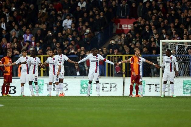 <p>Karabükspor-Galatasaray maçında ev sahibi takımın oyuncularunun uyguladığı ilginç savunma taktiği izleyenleri şaşırttı.</p>