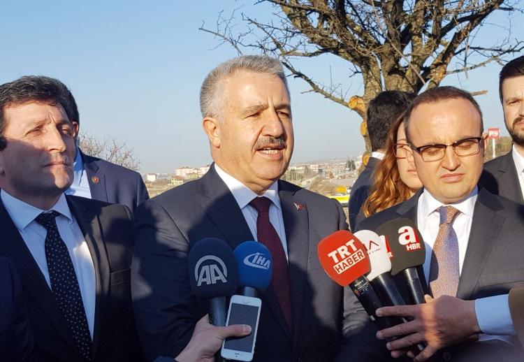 <p>Çünkü verdiğimiz bir sözün bu bölge için şehitler diyarı Çanakkale için önemli olan 1915 Çanakkale Köprüsü'nün inşaatına fiilen başlandı." dedi.</p>
