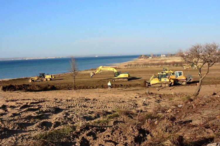 <p>"Bakanlık olarak gerek bizim, gerek ülkemiz için, gerek Çanakkale, Lapseki için gerçekten tarihi günler yaşıyoruz. Çünkü verdiğimiz bir sözün bu bölge için şehitler diyarı Çanakkale için önemli olan 1915 Çanakkale Köprüsü'nün inşaatına fiilen başlandı. </p>
