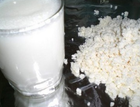Laktoz intoleransı olan, mide problemleri olan bireyler tarafından da rahatlıkla tüketilebildiği için kıymetlidir. İçeriği zengin mineral, vitaminlerle dolu kefir sıcak yaz günlerinde sıvı alımını arttırmak için kullanılabilecek serinletici bir içecektir. Kefir; Bağışıklık sistemini güçlendirir, mide barsak florasını dengeler, hazmı kolaylaştırır, kabızlığı önler, kansere karşı koruyucudur, yüksek tansiyon, kolesterol düşürülmesinde etkilidir.