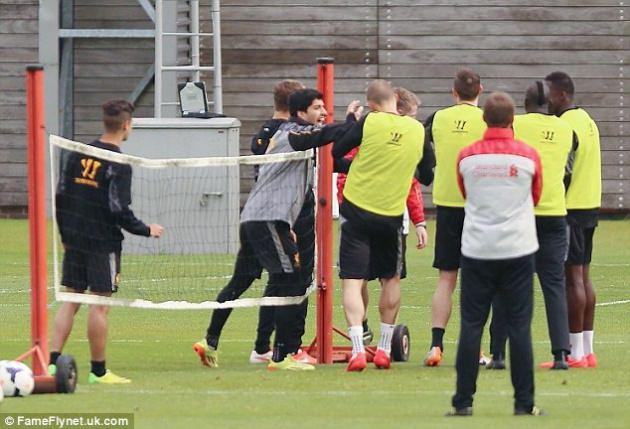 İngiltere Premier Lig'de şampiyonluğa koşan Liverpool'un son idmanında iki oyuncu arasında yaşanan gerginlik Ada basınında gündem oldu.
