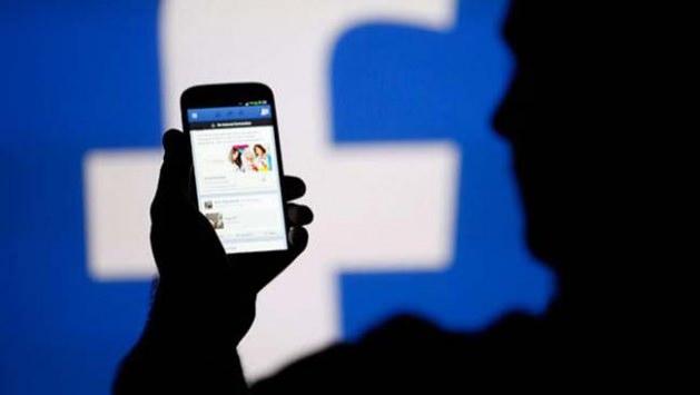 Facebook 10 yaşında... Her ne kadar 2020 yılında kapatılacağı iddia edilse de 10 yıl önce üniversite öğrencileri arasında kullanılması için açılan bir site her gün yüz milyonlarca insanın akınına uğruyor. Bakın Facebook 10 yıl önce nasıldı, bugünkü haline nasıl geldi?