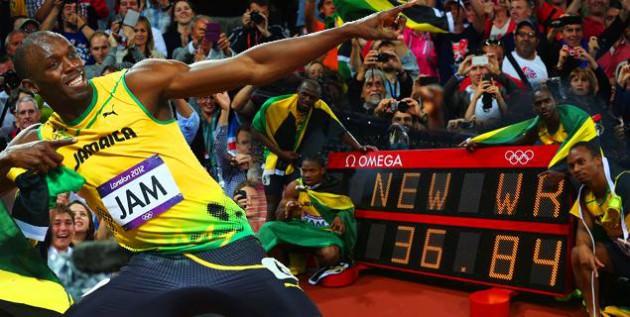 Bolt ve arkadaşları... DÜNYANIN en hızlı adamı Usain Bolt, olimpiyat yılında tabii ki de gündemde en çok kalan isimlerden biri olmayı bildi. Bolt 100 metre finalinde 9.63, 200 metre finalinde ise 19.32 koşarak belki kendisine ait dünya rekorlarını kıramadı ama olimpiyatlarda 100-200 dublesini yapan ilk atlet olarak tarih yazdı. AYRICA Usain Bolt, Johan Blake, Michael Frater ve Nesta Carter’dan oluşan Jamaika takımı 4x100 bayrakta 36.84 koşarak Jamaika’ya ait olan rekoru kırmayı başardılar.