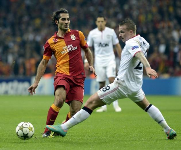 <p>İlk maçını İngiltere'de Manchester United ile oynayan Galatasaray sahadan 1-0 yenik ayrıldı. Sarı kırmızılılar, kaçırdığı sayısız pozisyonun ve direklerden dönen topların ardından, Türkiye'ye puansız döndü.</p>