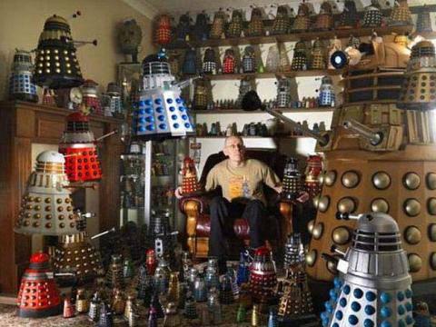 <p>BBC'nin ünlü dizisi Doctor Who'nun baş kötüsü Dalek'in modellerinden oluşan en büyük koleksiyon İngiliz Rob Hull'a ait. 571 parçalık koleksiyonun sahibi Hull'ın Doctor Who dizisinin hayranı olduğunu söylemek ise maalesef mümkün değil.</p>