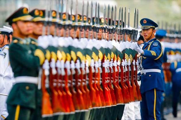 &Ccedil;inli askerler, Sri Lanka Cumhurbaşkanı Mahinde Rajapaksa'yı t&ouml;renle karşılamak i&ccedil;in hizaya giriyor.