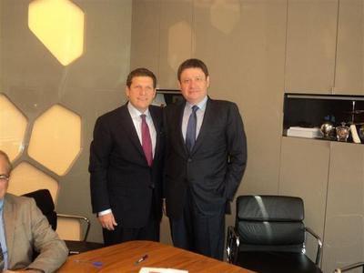 <p><strong>PENTİ'YE AMERİKALI ORTAK</strong><br /><br />Amerikalı The Carlyle Group, Penti'yle ortaklık anlaşması imzaladı.</p>
<p>Uzun süredir pek çok yatırım fonunun ilgisini çeken Penti'den 'The Carlyle Group' anlaşmasıyla ilgili hisse bedeli ve fiyat açıklanmazken, piyasalarda yüzde 30 hissenin 130 ila 150 milyon dolar arasında bir bedele satıldığı iddia ediliyor.</p>
<p>Çorap, iç çamaşırı, ev giyim, mayo ve aksesuar pazarında güçlü bir konuma sahip olan Penti'nin Türkiye'de 155 mağazası bulunuyor.</p>
<p>Ayrıca 16 ülkede 39 mağazası olan Penti'nin İngiltere, İtalya ve Çin'de de ofisleri var.</p>