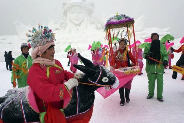Çin'de gerçekleşen 'Jingyue Snow World Festival' adlı geleneksel kar festivalinde dev binalar inşa edildi. Binaların özelliği ise hepsinin kardan yapılması... 200 kilometrekarelik bir alanda gerçekleşen festival için onlarca sanatçı günlerce çalıştı. Heykeller, gece de ışıklandırılarak görsel bir şölen sunuyor.