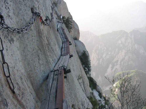 Çin'de bulunan Huashan Yürüyüş Yolu dünyanın en tehlikeli doğa yürüyüşü yollarından birisi olarak kabul ediliyor.