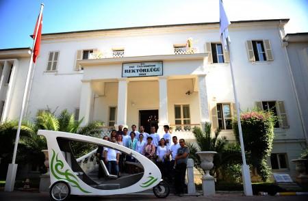 İhtiyaç duyduğu enerjiyi tamamen güneş enerjisinden karşılayan üç tekerlekli taksi bisiklet üretildi. 