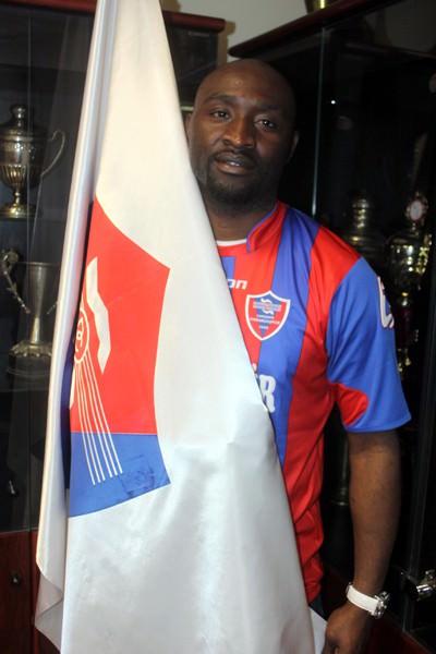 LUALUA (KARABÜKSPOR) Newcastle United'da 67 maç 9 gol, Portsmouth'da 87 maç 19 gol, Olympiakos'da 36 maçta 11 gol, Omonia'da 19 maçta 8 gol, Blackpool'da da 32 maçta 6 gol atan LuaLua, Karabükspor'un bu sezonki flaş transferi oldu.