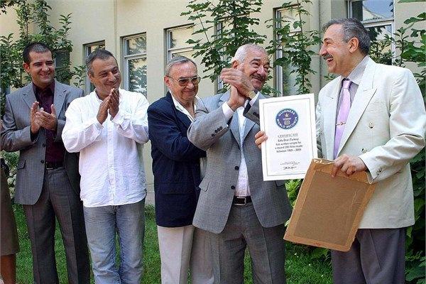 <p id="summary">Türk sinemasının emektar senaristlerinden Safa Önal, filme çekilmiş 395 senaryosuyla bir dünya rekoruna imza attı. Önal’ın rekoru Guinness Rekorlar Kitabı tarafından tescil edildi.</p>