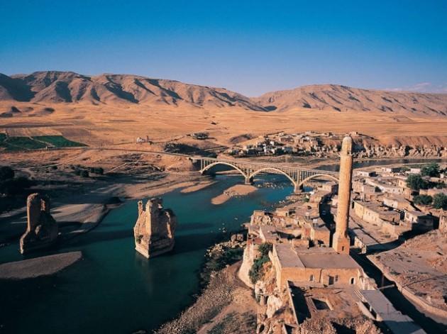 <p><strong>Hasankeyf</strong><br />
Batman'a bağlı olan, iki yakasını Dicle'nin ayırdığı tarihi bir ilçedir. İlçenin tarihi, 10.000 yıl öncesine kadar gitmektedir. 1981'de doğal koruma alanı ilan edilmiştir.</p>