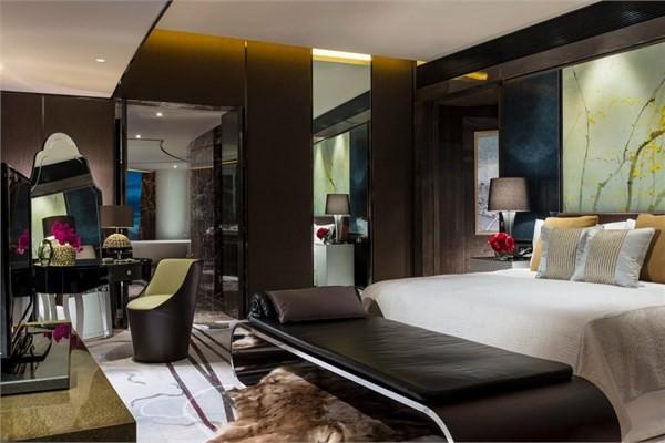 <p><strong>Four Seasons Hotel Guangzhou - Çin<br /></strong><br />Otel bölgenin en çok dikkat çeken binalarından biri.</p>