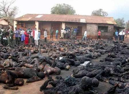  Yanmış bedenlerin olduğu fotoğraf ise Nijerya'da yaşanan bir petrol patlaması sonra çekilen fotoğraflar. Patlama nedeniyle yaklaşık 200 kişi hayatını kaybetmişti.