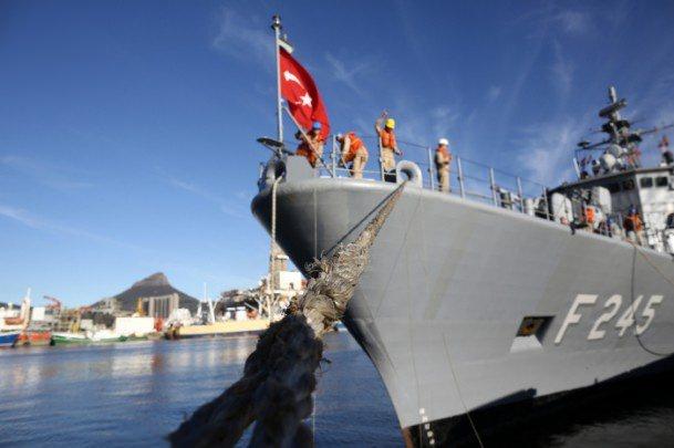 Türk Deniz Kuvvetleri, Barbaros Türk Deniz Görev Grubu-2014`te görevli bir korvet ile bir fırkateyn Güney Afrika`nın Cape Town limanına geldi.