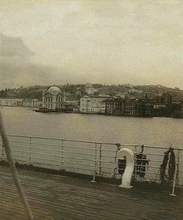 <p>Ortaköy camisi ve sırtları 1920</p>