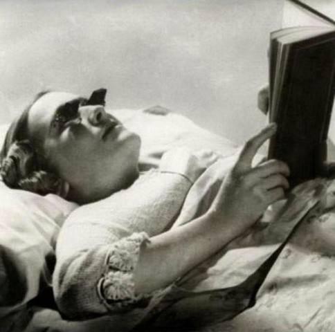 <p>Yatarak kitap okumak için gözlük</p>